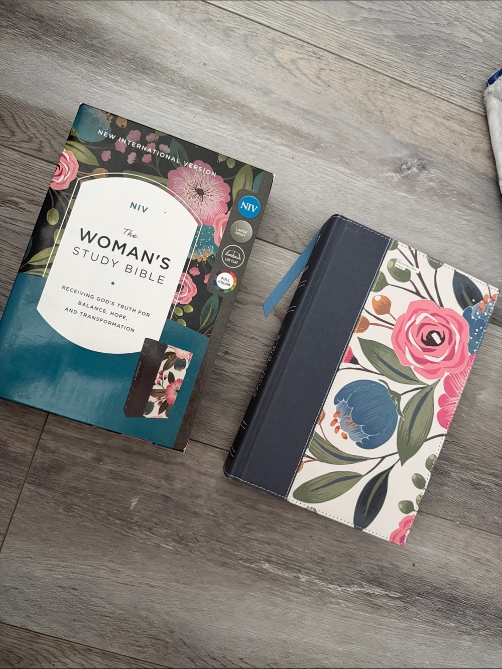 NIV The Woman's Study Bible - Floral Hardcover new